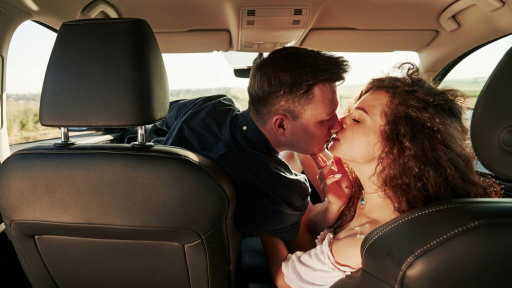 Unvergessliche Leidenschaft auf dem Parkplatz: Ein sinnliches Abenteuer in der Nacht